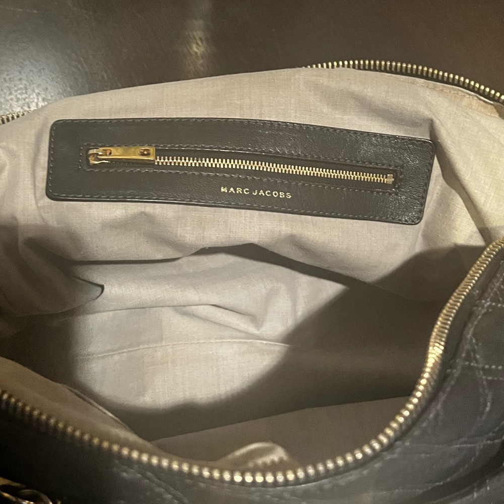 Marc Jacobs quilted black leather handbag in great condition. Gold hardware. - Picture 4 of 14